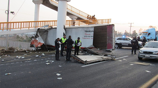 Tráiler vuelca y choca camioneta en la Texcoco-Calpulalpan