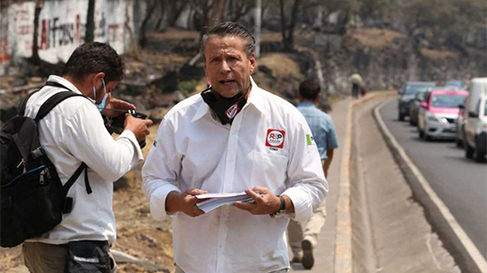 Alfredo Adame reparte volantes en la Picacho-Ajusco