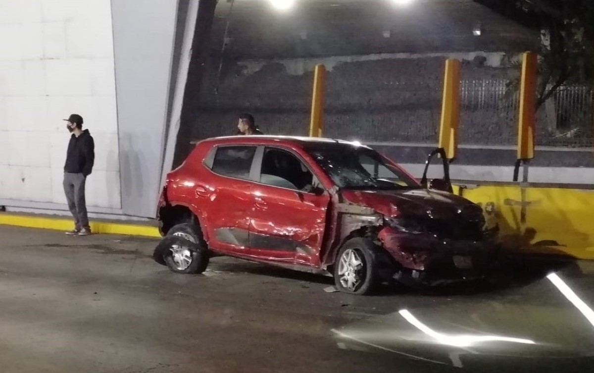El auto chocó con el muro que divide los carriles centrales en el Circuito Interior. | Enrique Luna