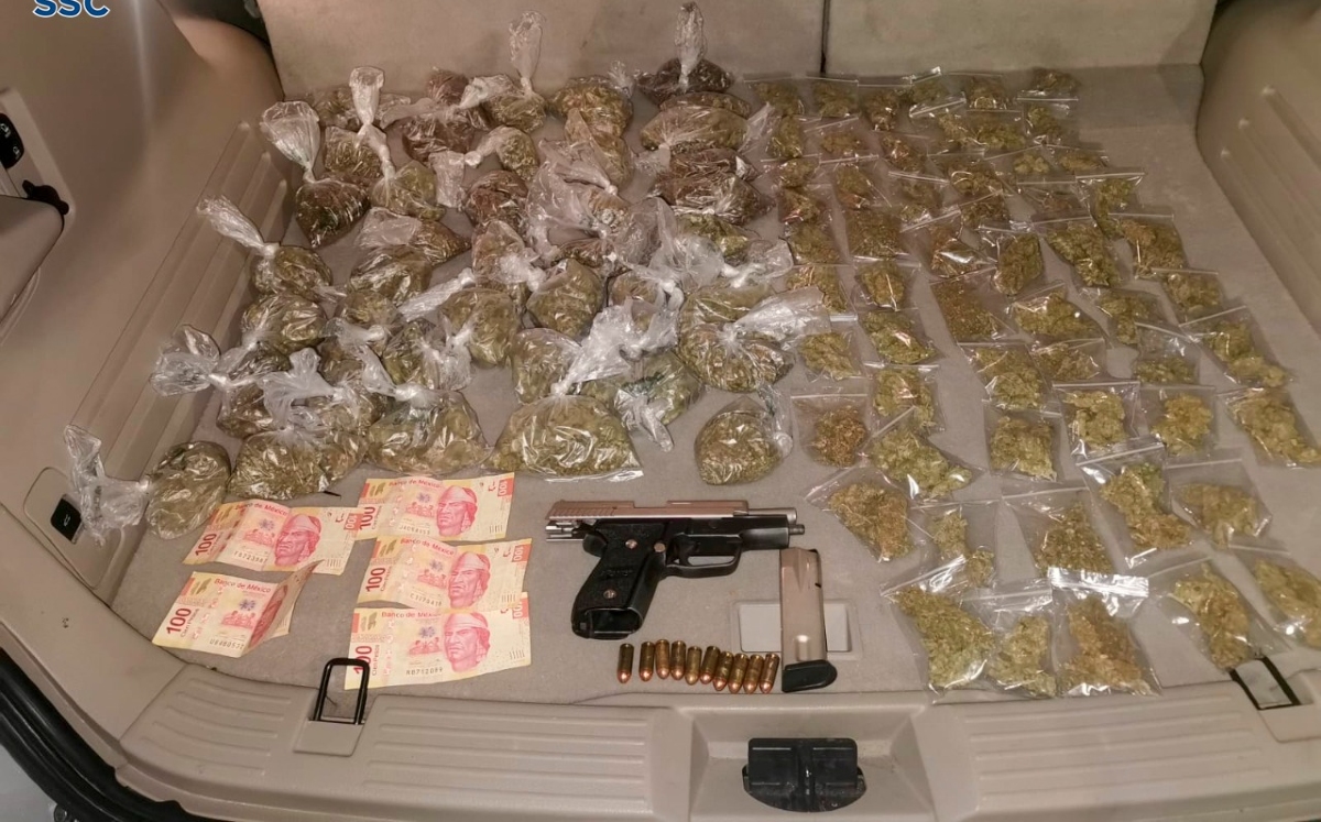 Las autoridades les aseguraron un arma de fuego corta y bolsas con aparente marihuana. (SSC)