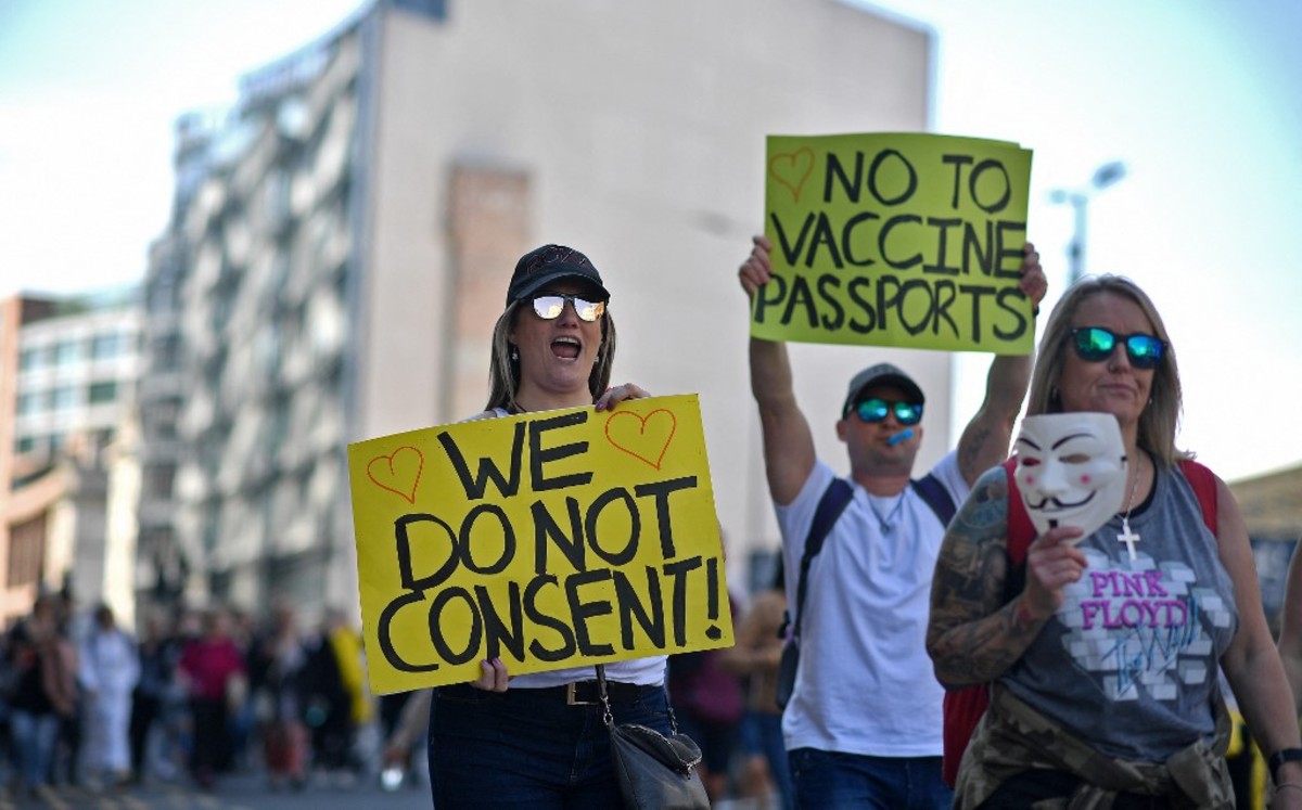 Algunos británicos protestaron contra la cuarentena, la aplicación de vacunas y el uso de cubrebocas. (AFP)