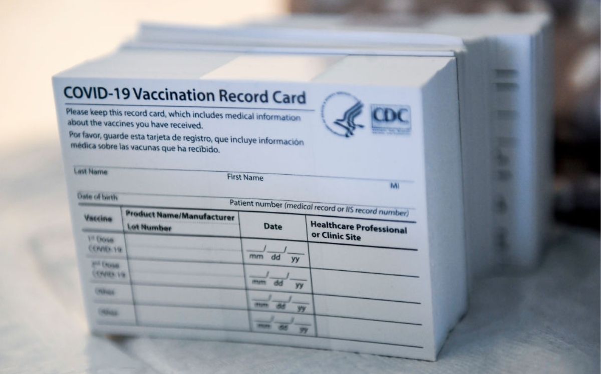 Cartilla o récord de vacunación covid-19 emitida por los CDC de Estados Unidos. (Ben Hasty/MediaNews Group vía GETTY IMAGES)