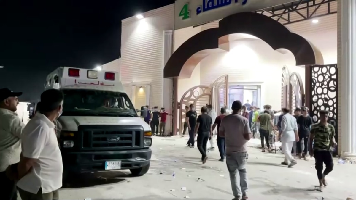 El hospital quedó en llamas tras la explosión en el suministro de oxígeno. (Reuters)