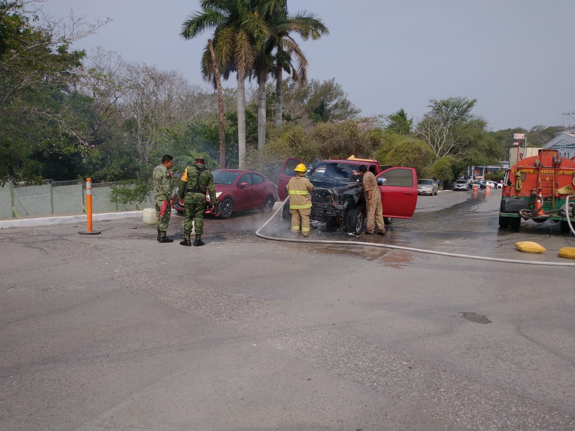 Se incendian autos en Tampico (Jesús Alberto  García)