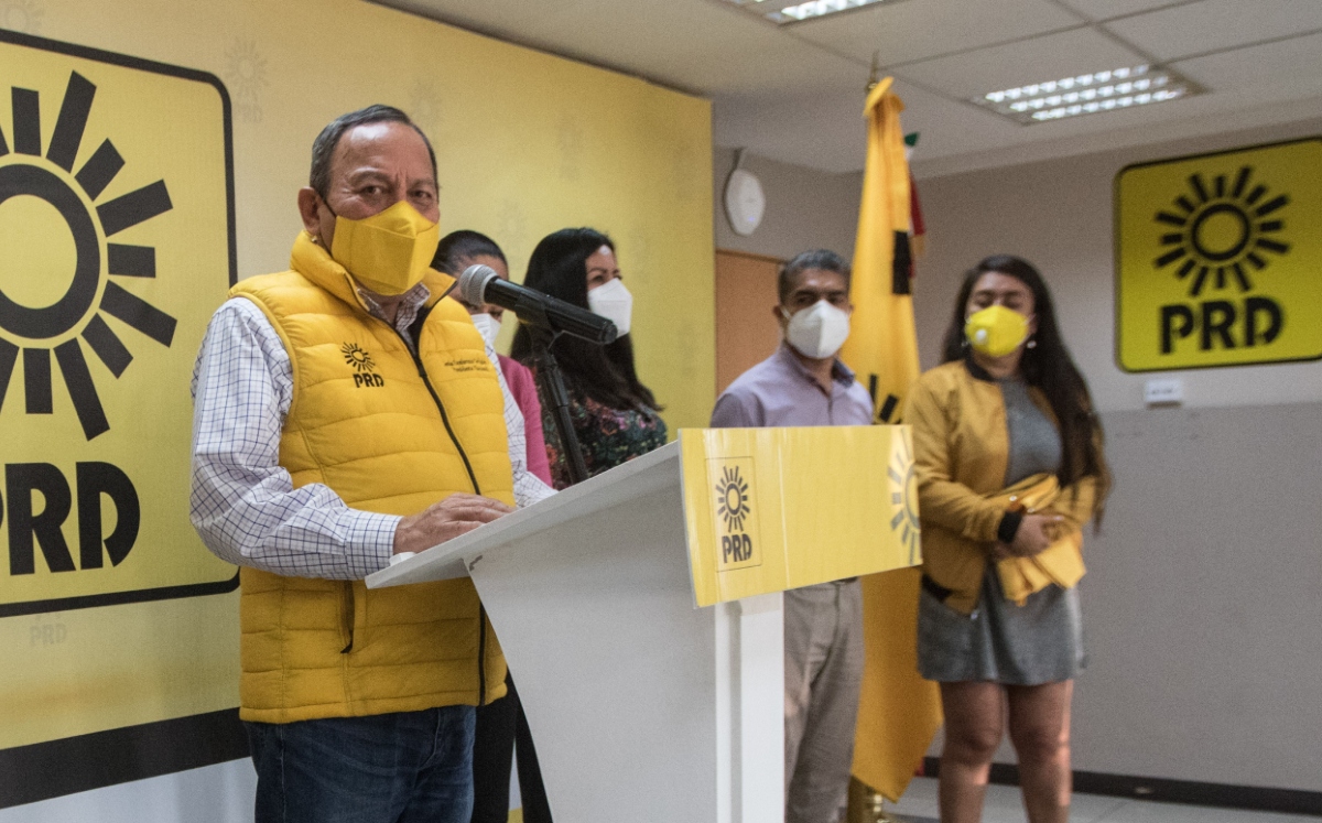 Jesús Zambrano Grijalva, dirigente nacional del PRD, en una rueda de prensa. (Cuartoscuro)