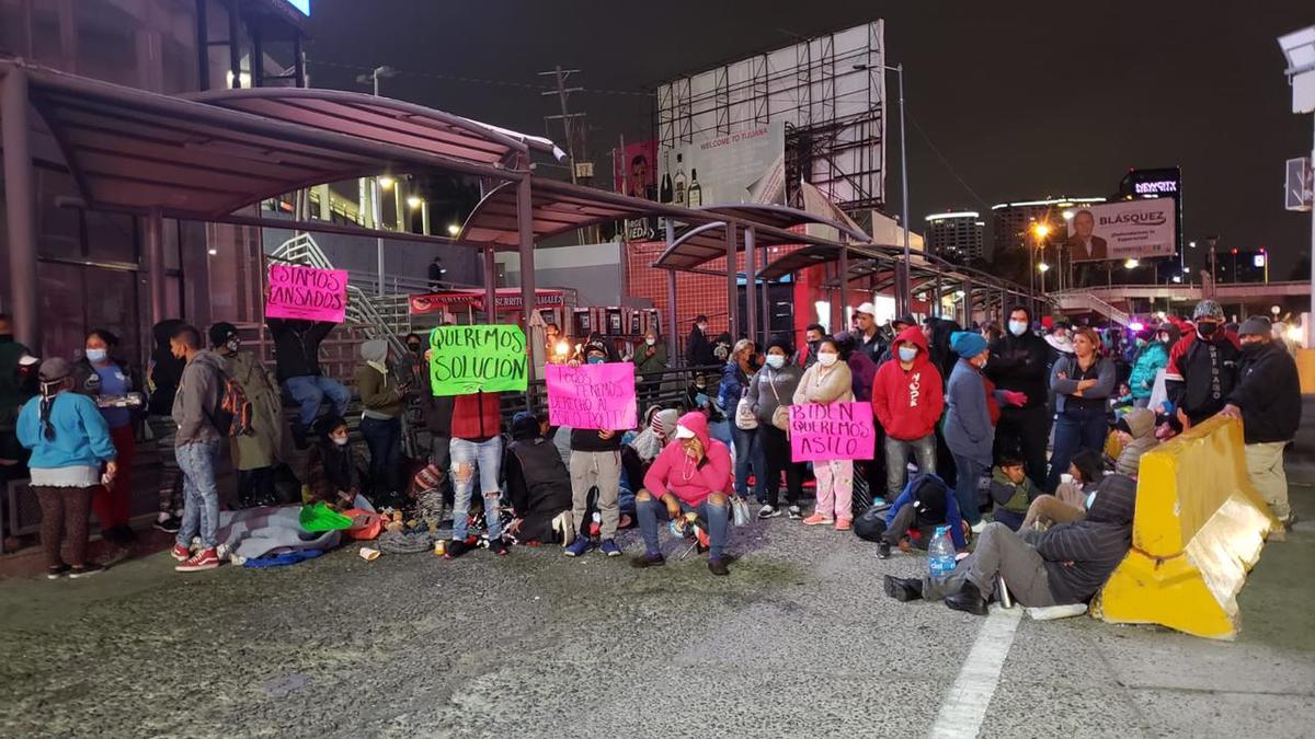 Los migrantes centroamericanos protestaron en la garita San Ysidro, en Tijuana. (Especial)