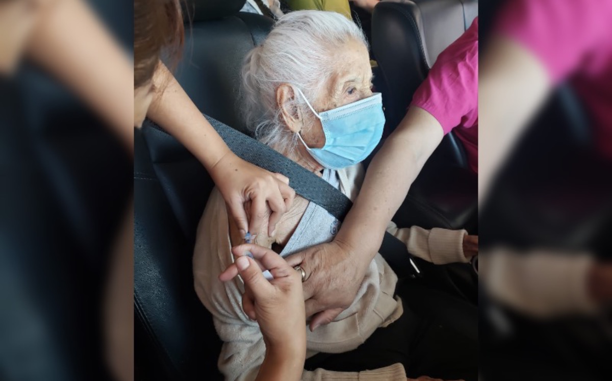 Mujer de 109 vacunada contra el covid-19. (Especial)
