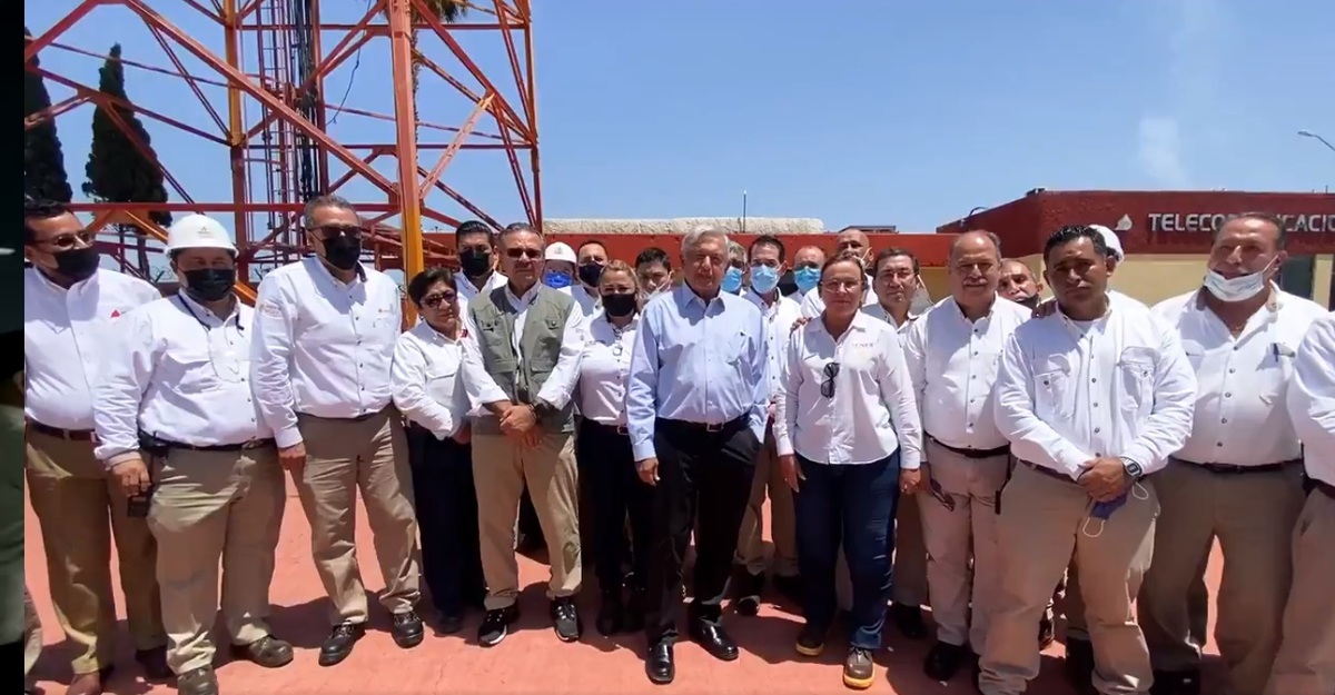 El presidente López Obrador en su viaje a la refinería de Cadereyta, Nuevo León. (Twitter: @lopezobrador)