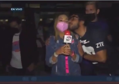 Reportera es acosada en vivo por aficionado de Pumas (Especial)