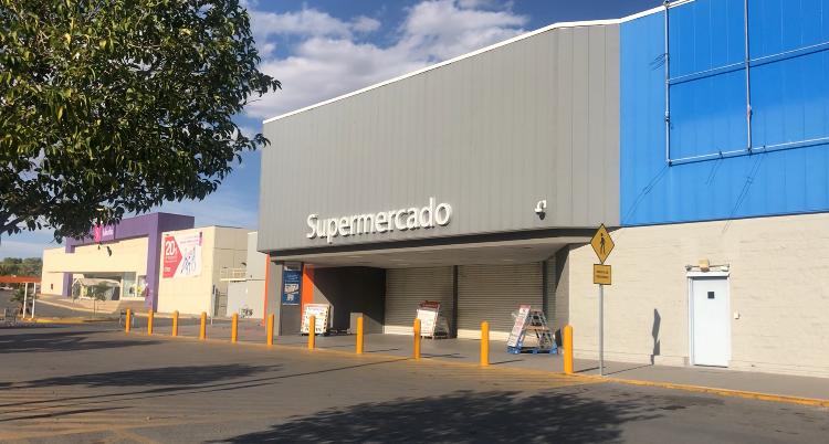 Los supermercados fueron abarrotados por los clientes el día anterior al súper cierre en Chihuahua. (Especial)