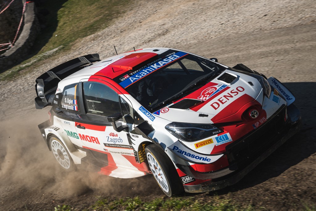Accidente de tránsito casi arruina victoria de Sébastien Ogier (AFP)