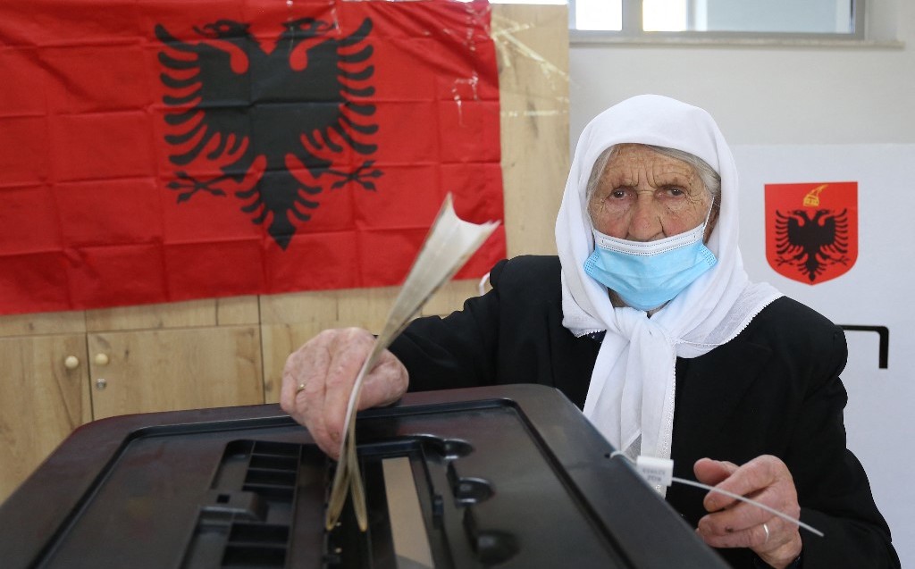 Albania vota en elecciones parlamentarias clave para unirse a la UE