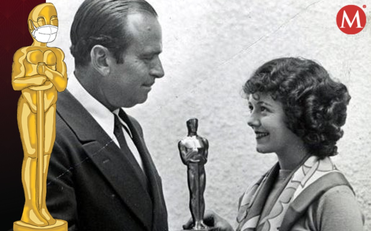 Douglas Fairbanks entregándole su Oscar a Janet Gaynor. (Twitter @SilentRevue)