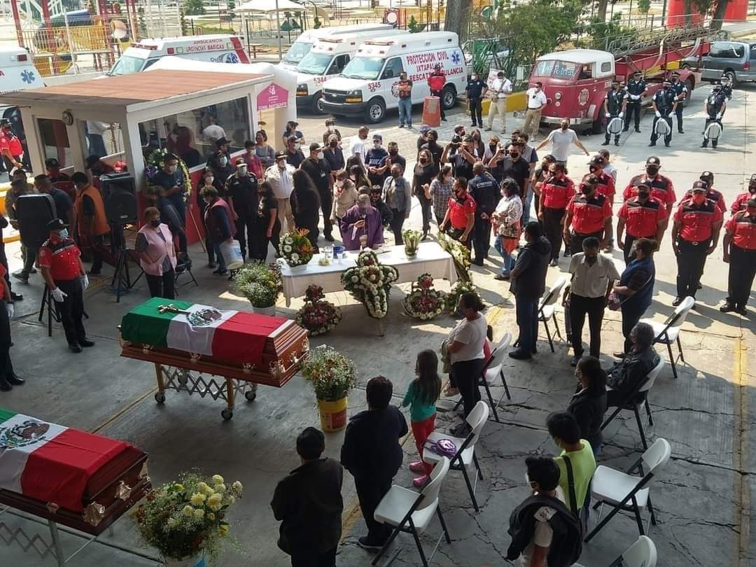 El homenaje de cuerpos presentes fue en la explanada de la estación de bomberos central de Tlapacoya. (Especial)