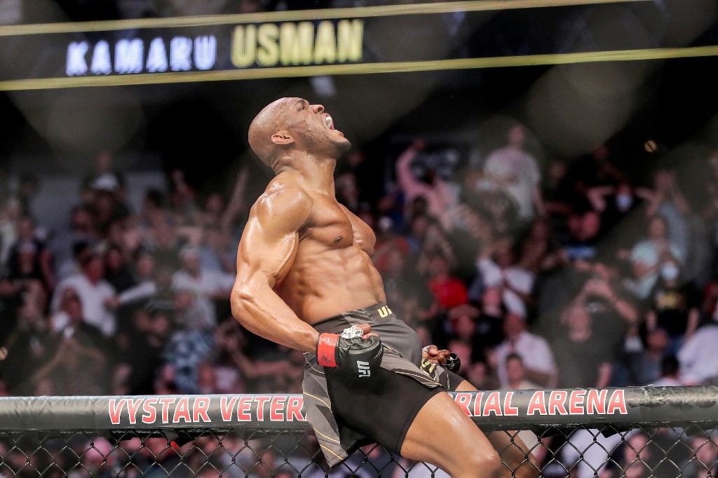 Kamaru Usman vence a Jorge Masdival en el UFC 261 (AFP)