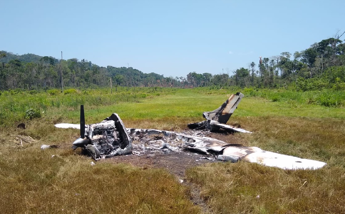 Se localizó una avioneta quemada y cerca del lugar fue hallada la droga. (@MPguatemala)