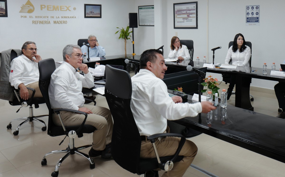 López Obrador estuvo acompañado de Octavio Romero, Rocío Nahle y otros funcionarios. | Twitter