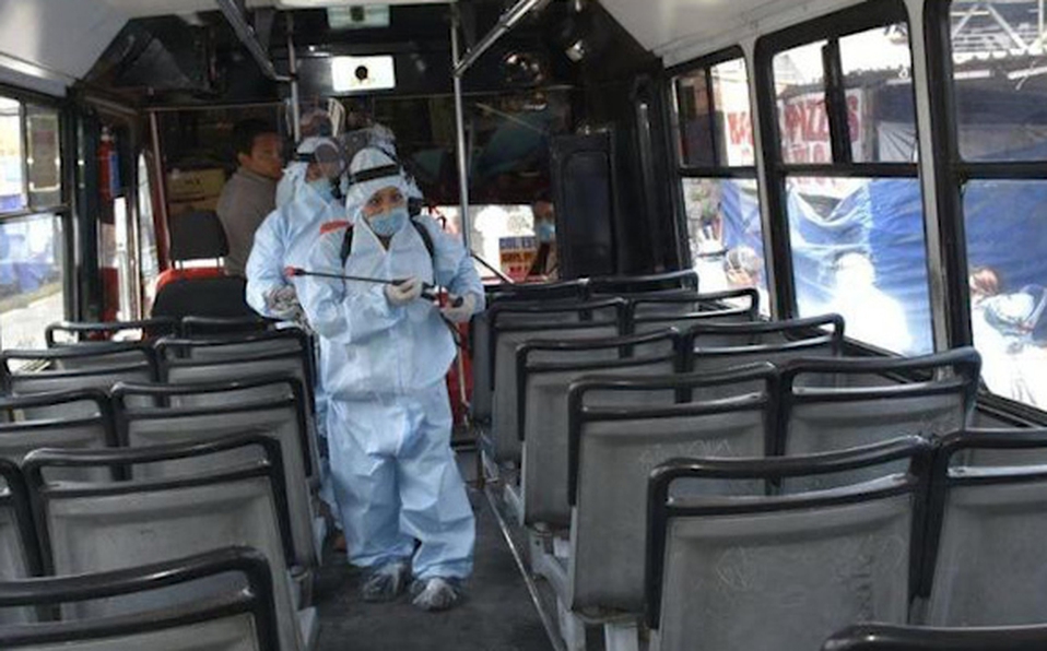 "Seguimos desinfectando las unidades, hemos dotado de gel a los usuarios en todos los autobuses". (Especial)
