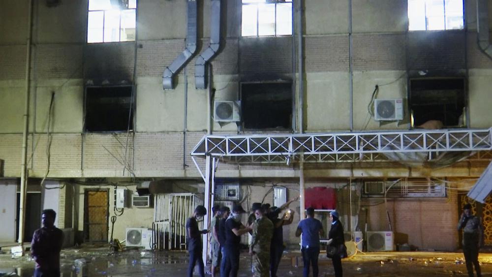 Los socorristas trabajan en la escena de un incendio en un hospital de Bagdad el sábado 24 de abril | AP