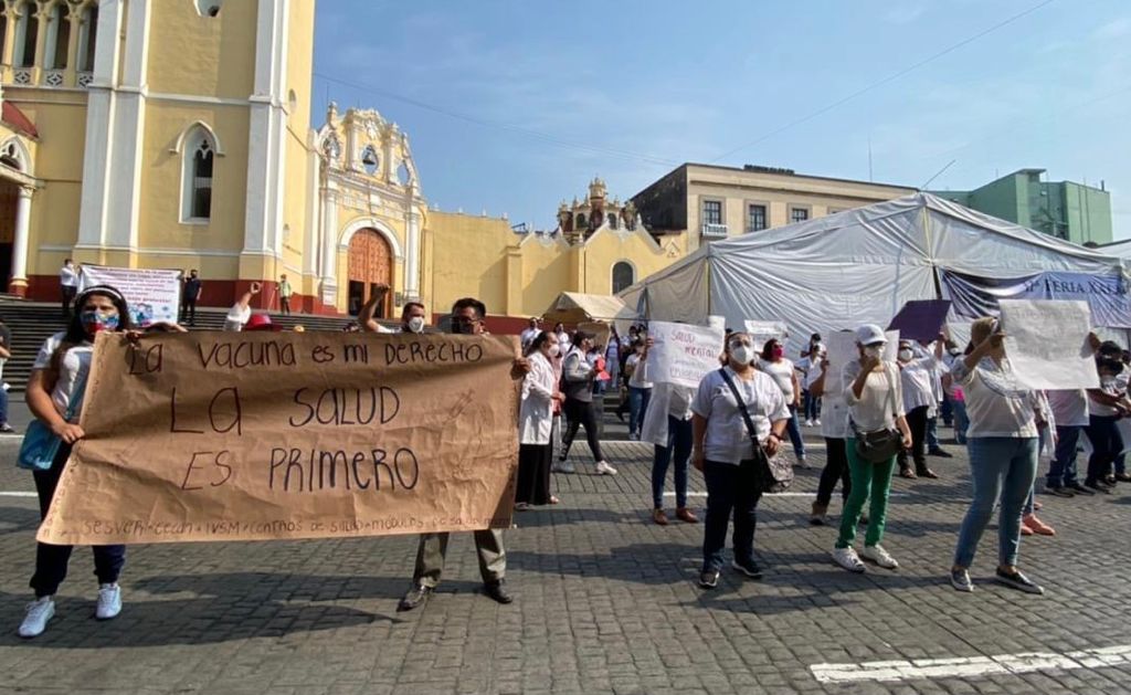 Los trabajadores de la salud se manifestaron en la capital veracruzana, Xalapa. (Especial)