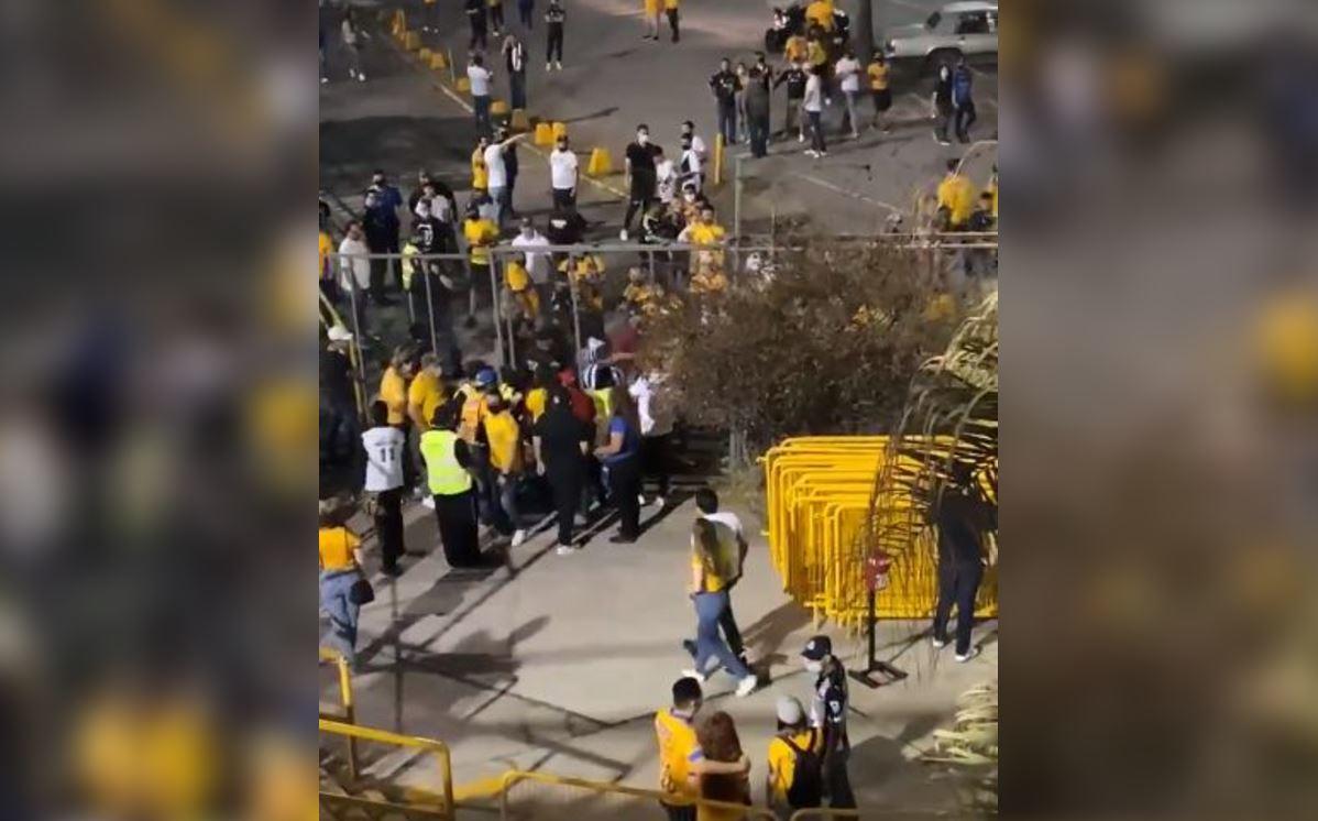 Trifulca entre aficionado de Tigres y Monterrey (Especial)