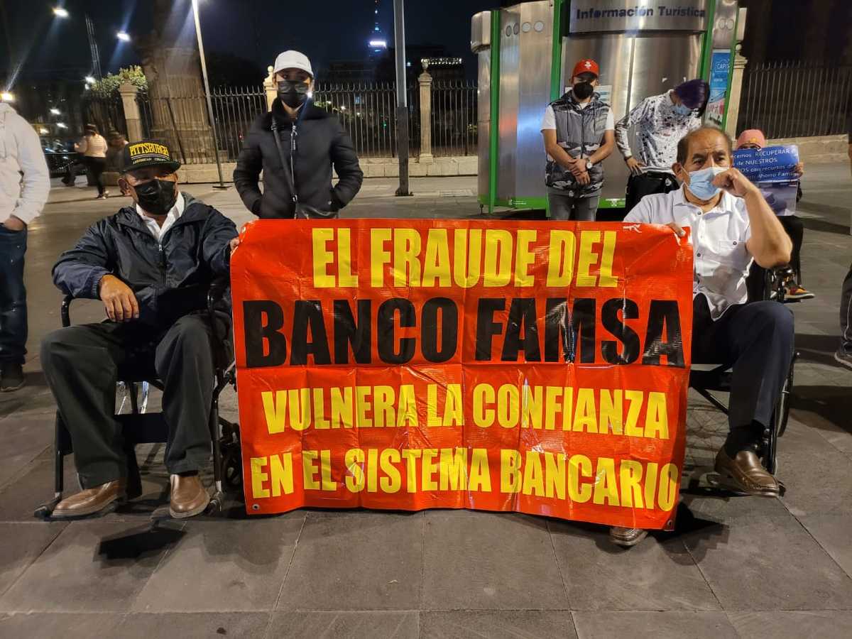 Ahorradores del Banco Famsa se manifiestan en la Ciudad de México