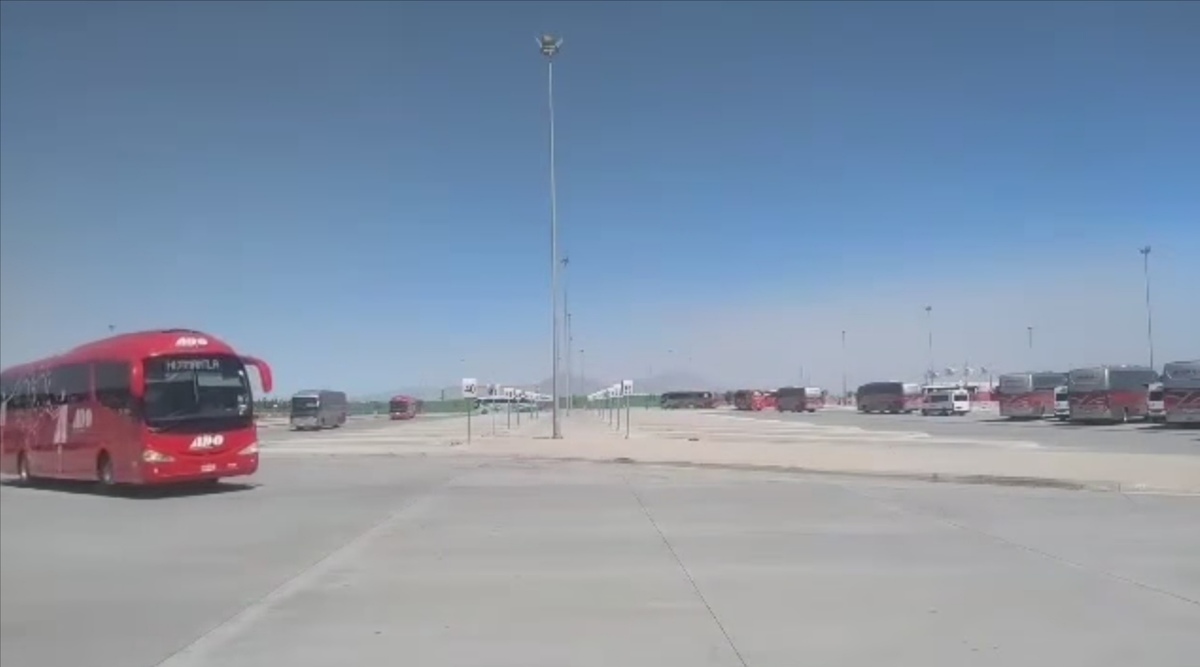 Autobuses que transportan al persona del Audi México. (Especial)