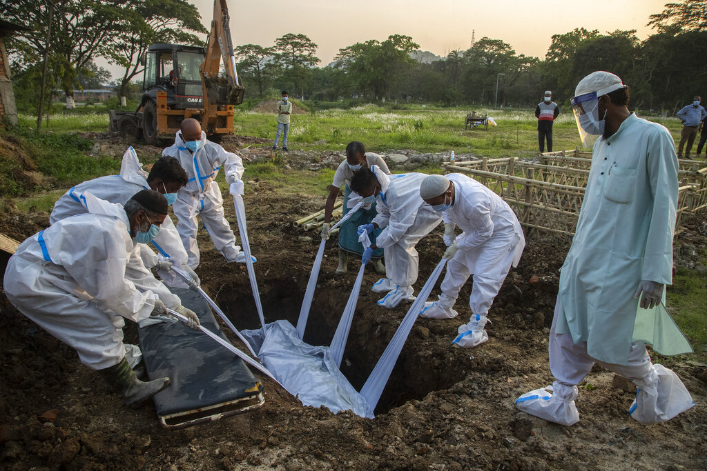 Las cifras récord de muertes por coronavirus han provocado que muchos funerales se realicen de forma masiva. | AP