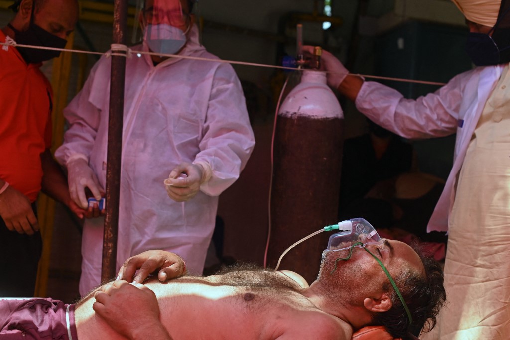 El covid-19 en India ha dejado cifras récord en muertos y contagios. (AFP)