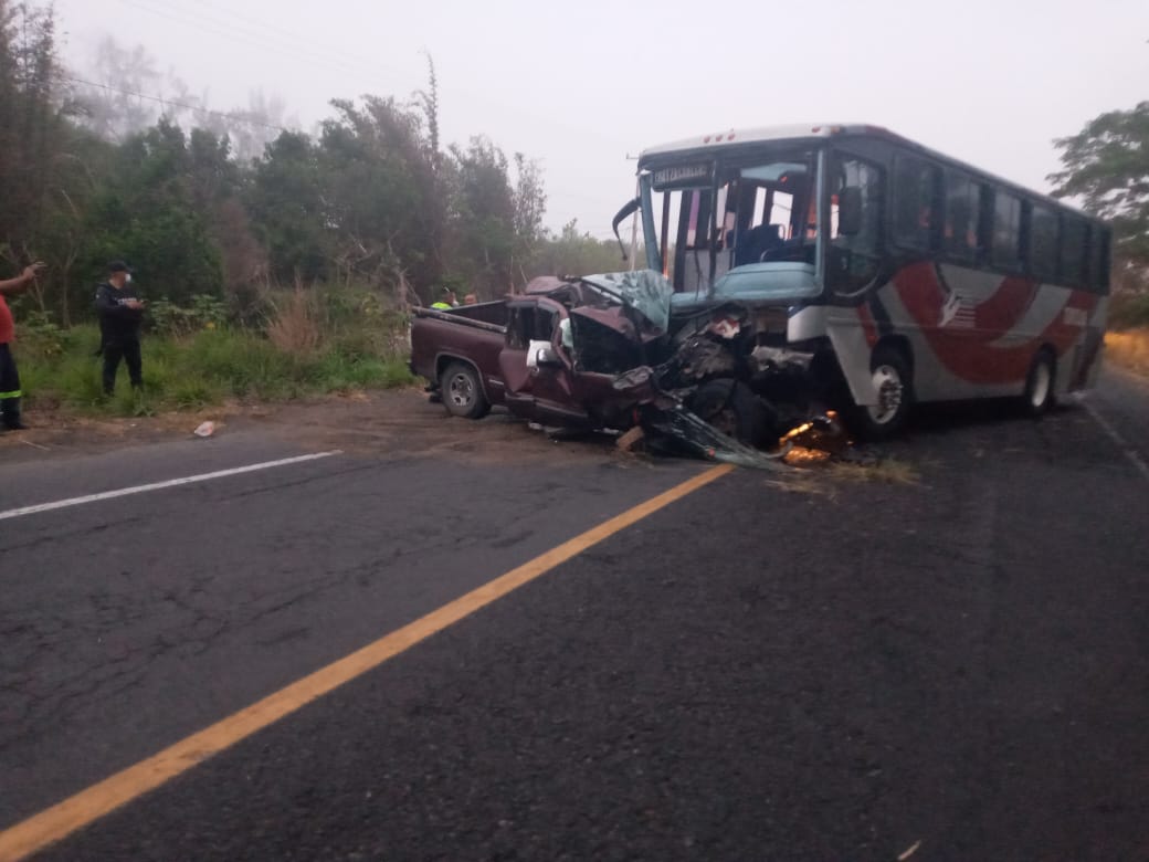La Cruz roja asistió a los lesionados tras el choque en Veracruz. (Especial)