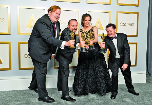 El equipo de producción se mostró orgulloso de representar al país en la ceremonia. AP