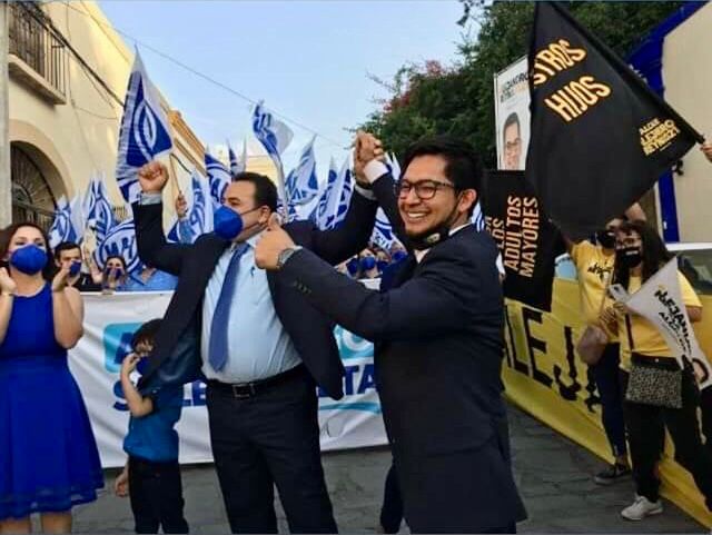 La escena se registró al finalizar el debate registrado entre candidatos a la alcaldía de Santiago. Foto: Especial