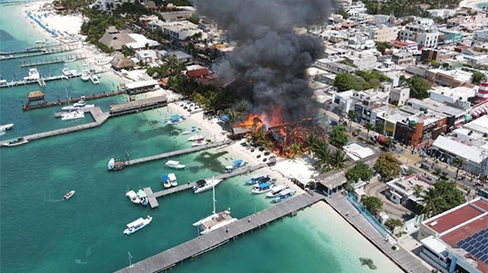 Fuerte incendio consume comercios en Isla Mujeres; difunden videos en redes sociales