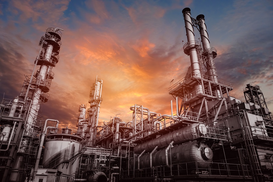Hornos industriales e intercambiadores de calor agrietando de hidrocarburos en fábrica. (Shutterstock)
