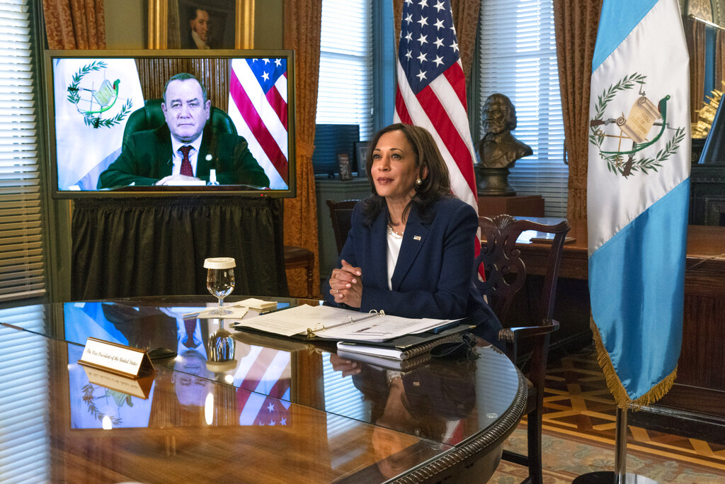 Kamala Harris en reunión con el presidente de Guatemala, Alejandro Giammattei. (AP)