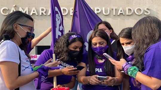 Mujeres se manifiestan afuera de San Lázaro