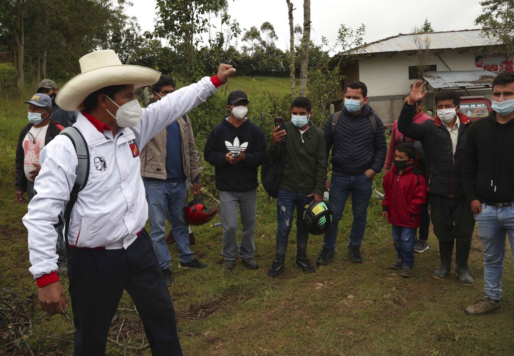 Pedro Castillo lidera en las encuestas de preferencia electoral en Perú. (AP)