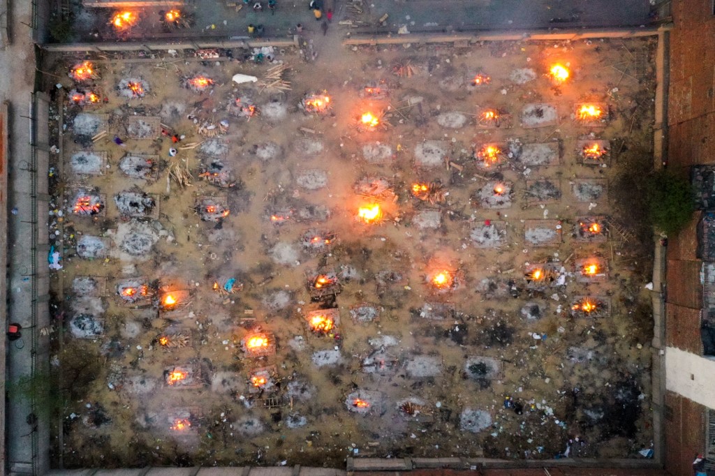 Las piras masivas en la India han dejado un escenario angustiante y desolador. | AFP