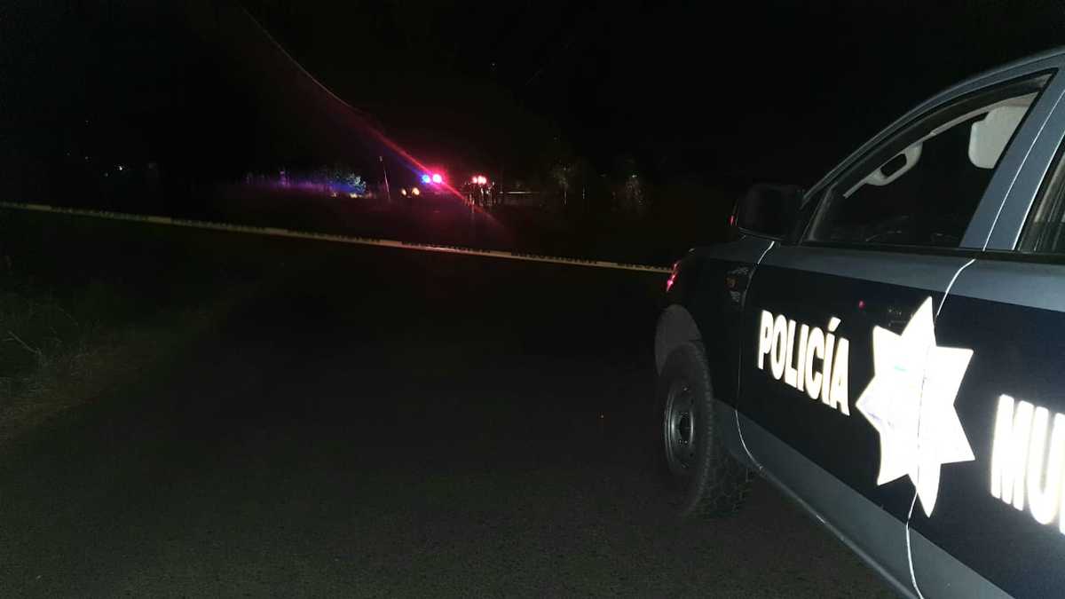 La policía ordenó levantar los siete cuerpos de las víctimas, tras el accidente en la carretera. (Especial)