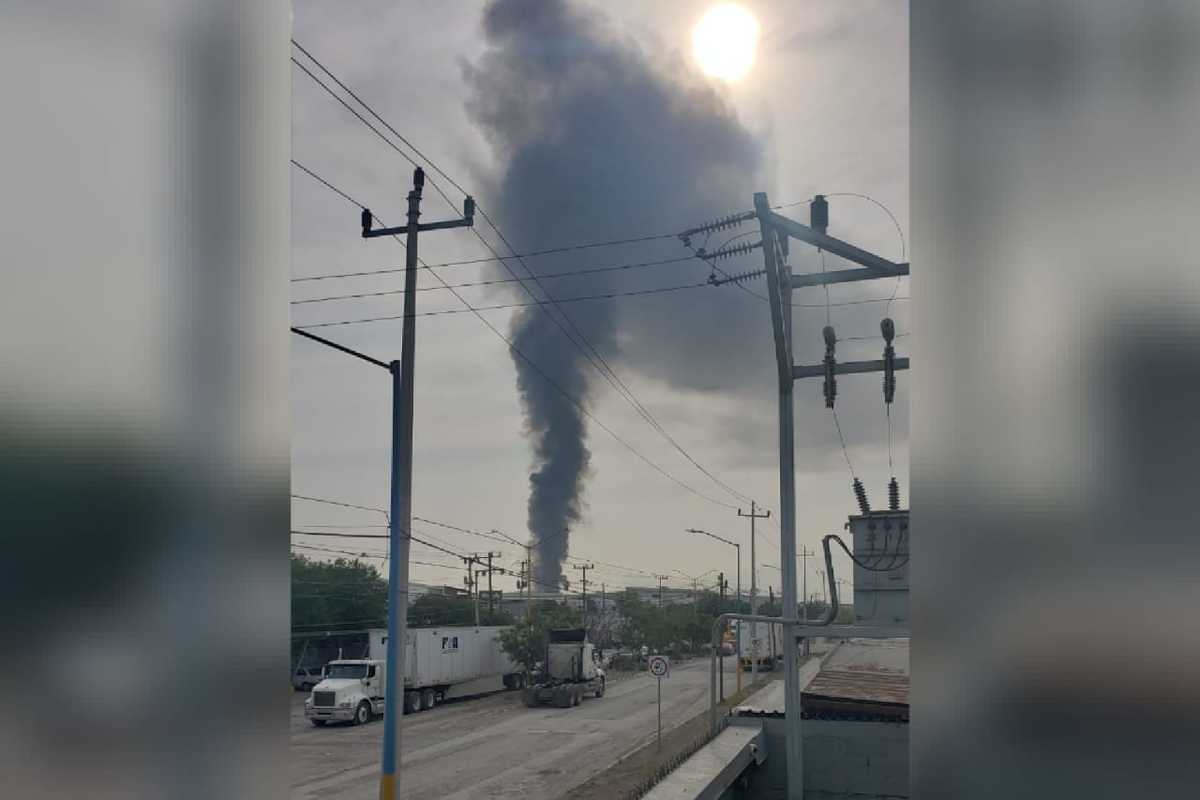 Reportan fuerte incendio en bodega de García. Foto: Especial.