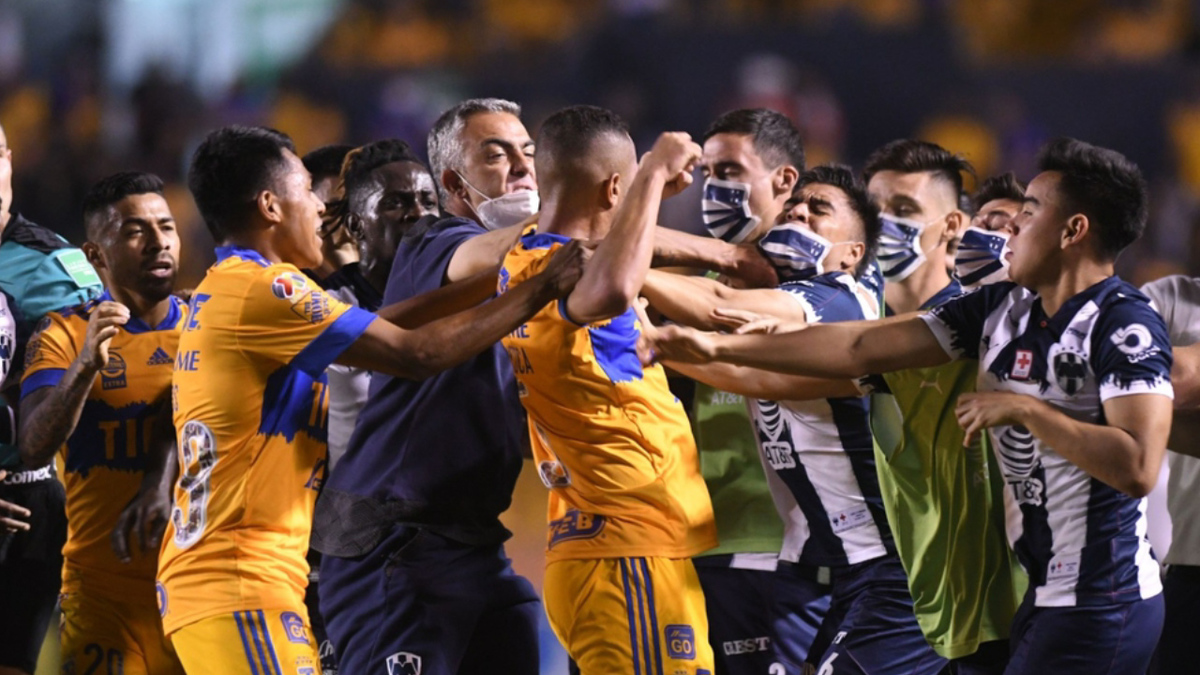 Tigres y Monterrey protagonizan bronca al final del Clásico Regio