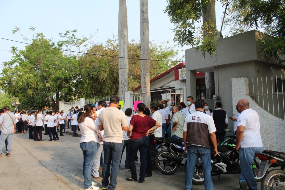 Trabajadores del sector salud realizan momentáneo paro por falta de vacunas para ellos. (Aristeo Abundis)
