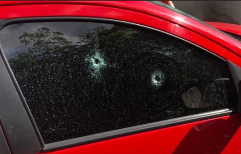 Vehículo de policía argentino tras el intento de robo. | Foto publicada por Clarín
