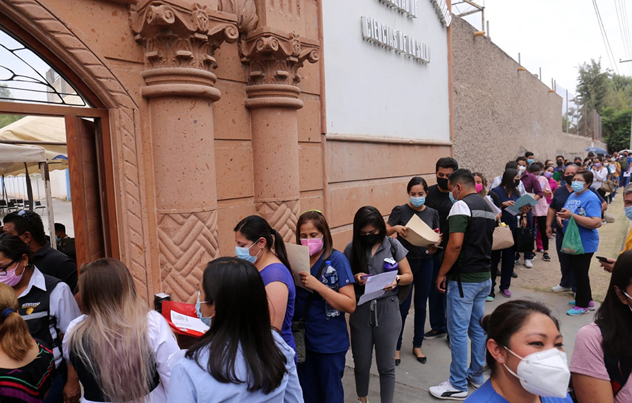 Esto se autorizó después de que las personas estuvieron más de cuatro horas formados. (Rolando Riestra)