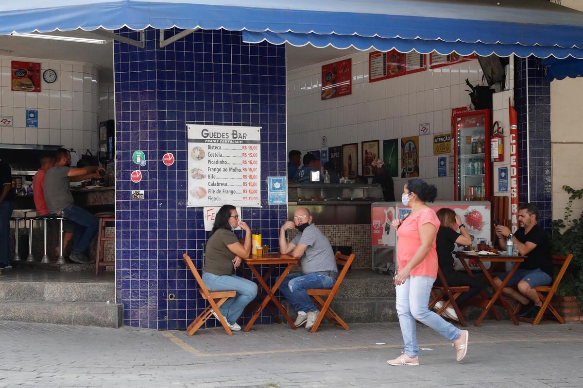 En Brasil, la media de infecciones en los últimos siete días se sitúa actualmente en 56 mil 927.| EFE