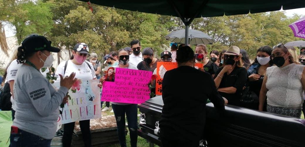 Compañeros y familiares estuvieron presentes en el panteón donde la enterraron. (Fanny Martínez)