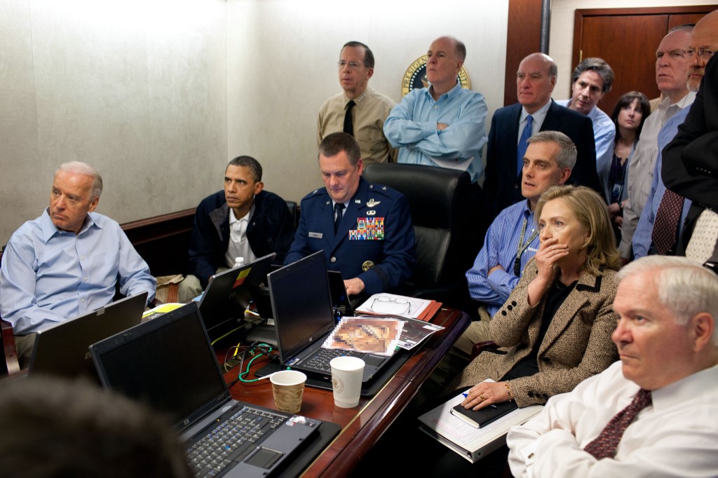 La emblemática foto donde Obama, Biden, Clinton, Blinken y Brennan destacan al ver el operativo. | Archivo AFP y la Casa Blanca