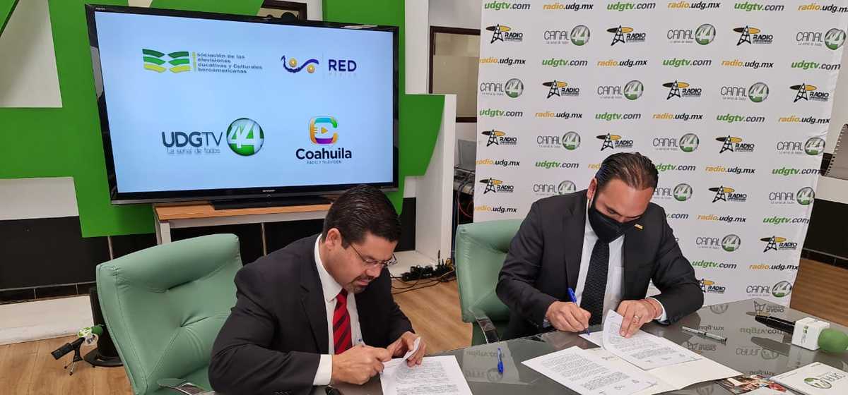 Gabriel Torres Espinoza y Jorge Manuel César Gómez durante la firma del convenio.  (Cortesía)