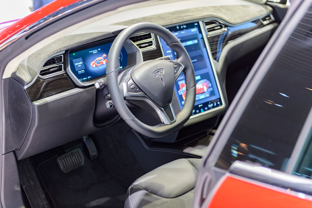 "Completamente falso" que automóvil accidentado viajara en piloto automático: Tesla