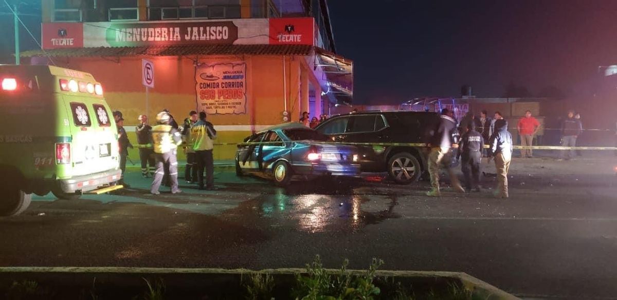 Al parecer el conductor de la camioneta no respetó el semáforo. (Especial)